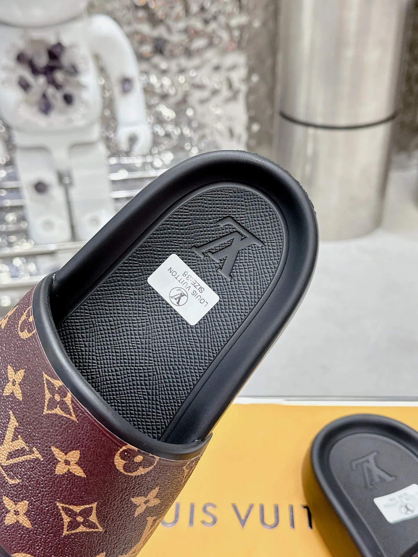 [L Home] P: 300💰 ▪️Shoe size: Women's 35-40 Men's 38-46▪️Packaging: Counter top quality~original packaging 𝟐𝟎𝟐3 New embossed slippers at Louis Vuitton counters, lv monogram embossed slippers, Waterfront sandals are back, the upper buckle is embossed with lv's iconic Monogram pattern. Made of waterproof rubber with a comfortable and resilient insole. The lightweight, flexible outsole is embossed with the Louis Vuitton logo. ▪️Fabric: Original molded rubber foam surface ▪️Technology: embossed logo ▪️Sole: Original molded rubber foam outsole ▪️Sole thickness: 3CM.